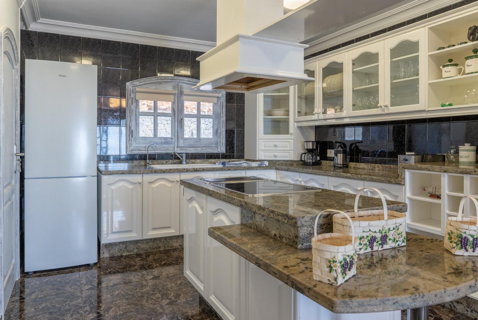 Equipped kitchen with dining area 