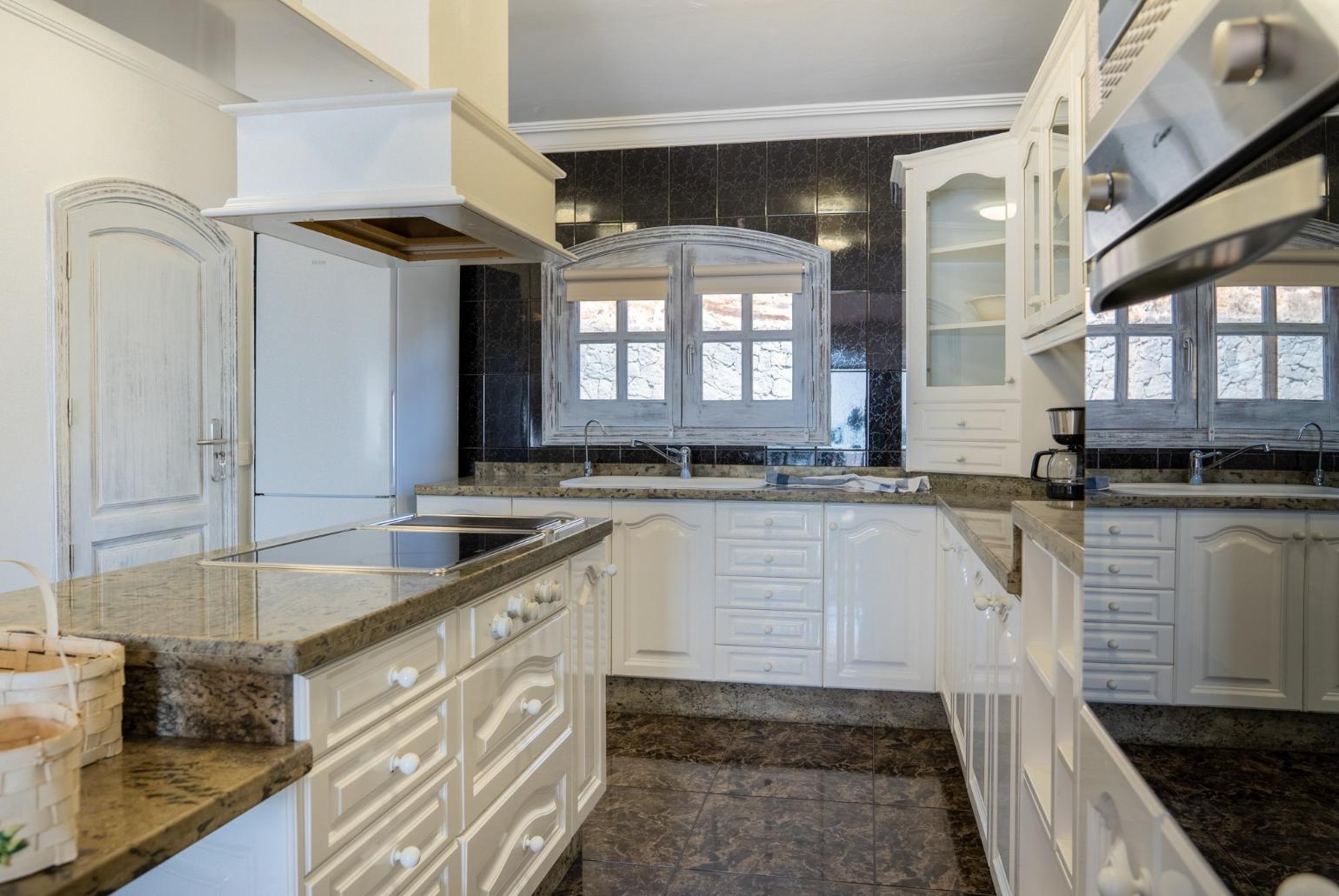 Equipped kitchen with dining area 