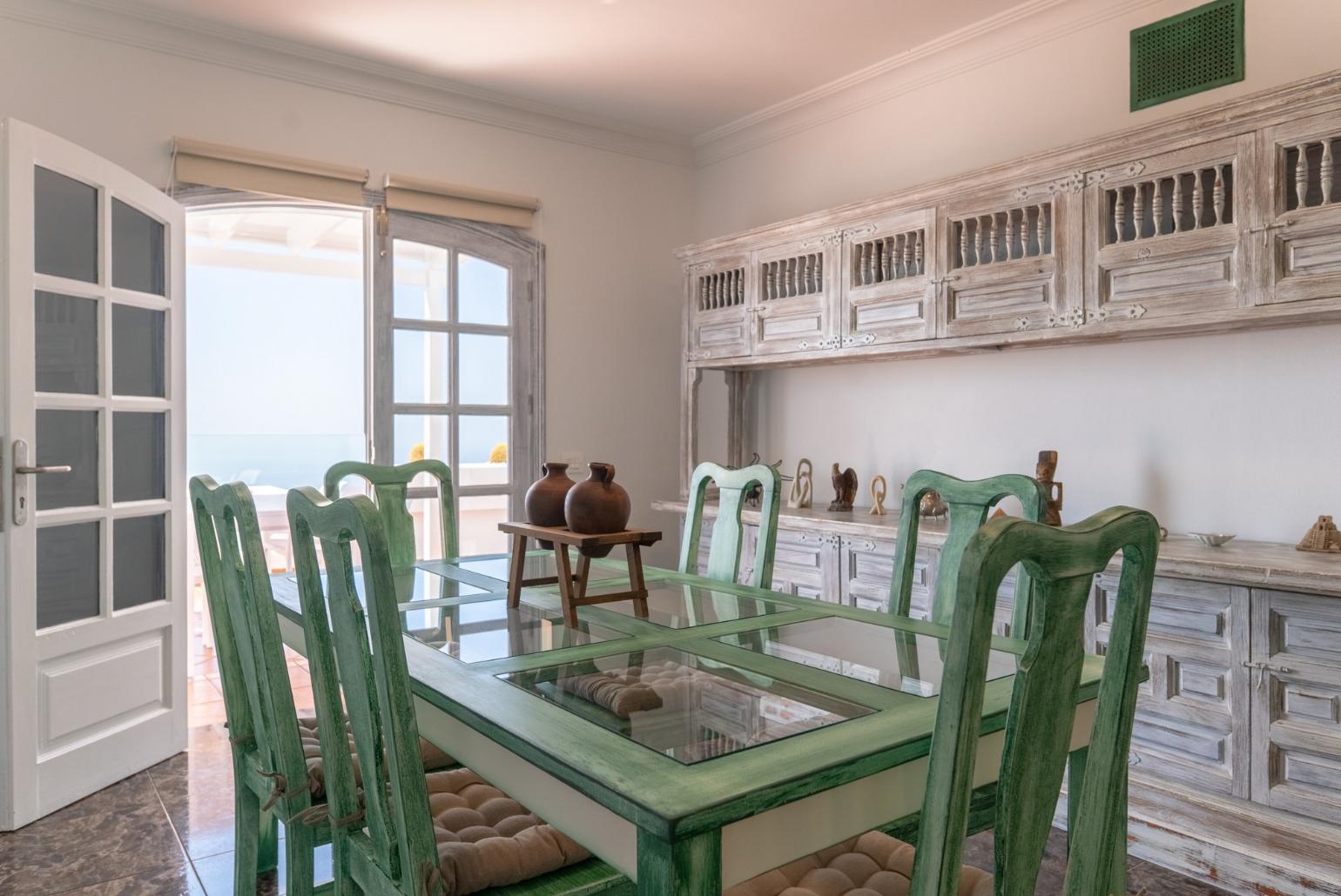 Equipped kitchen with dining area 
