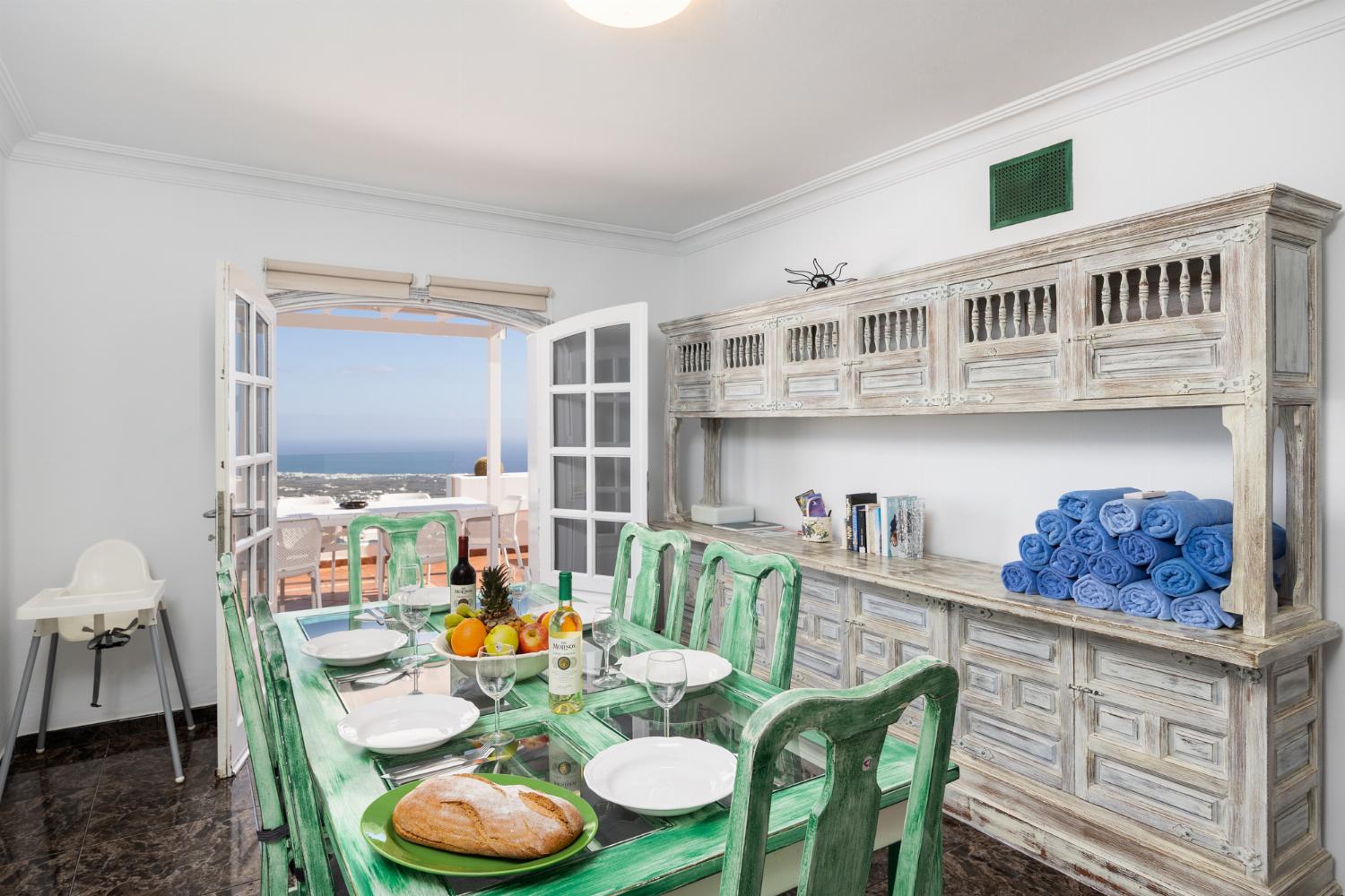 Unit 3: dining area with sea views