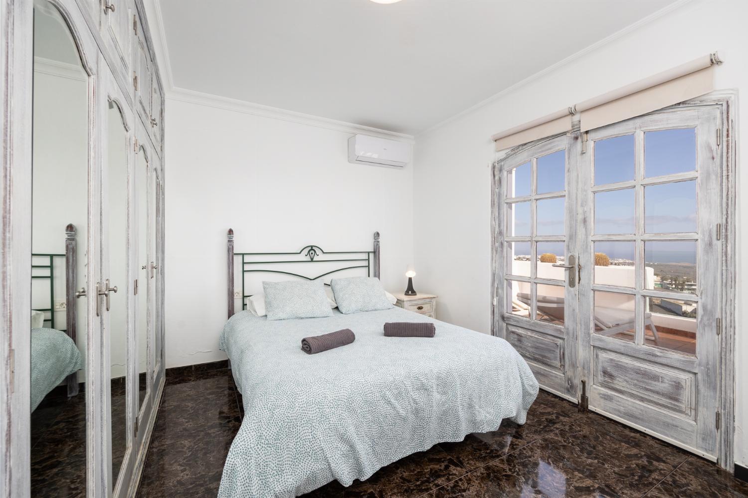 Unit 3: double bedroom with A/C and sea views