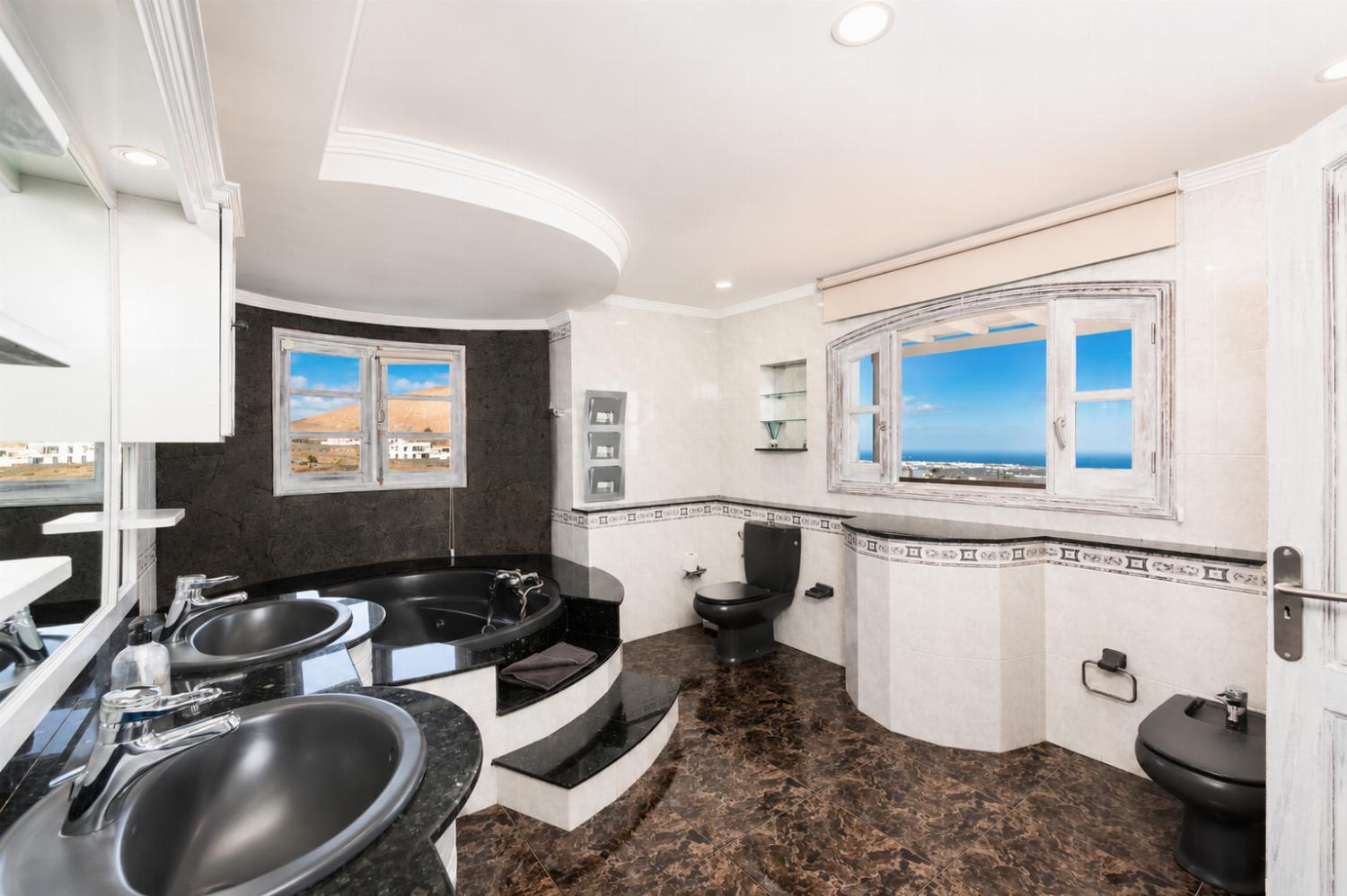 Unit 3: en suite bathroom with jacuzzi