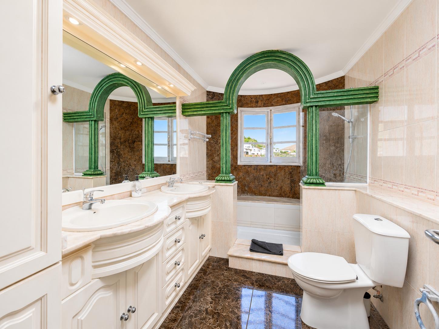 Unit 3: family bathroom with shower