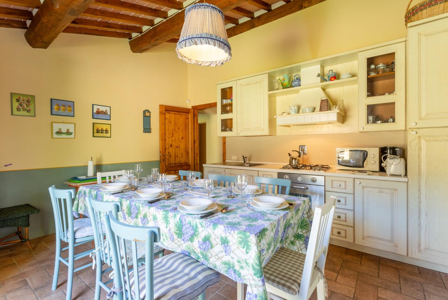 Equipped kitchen with dining area 