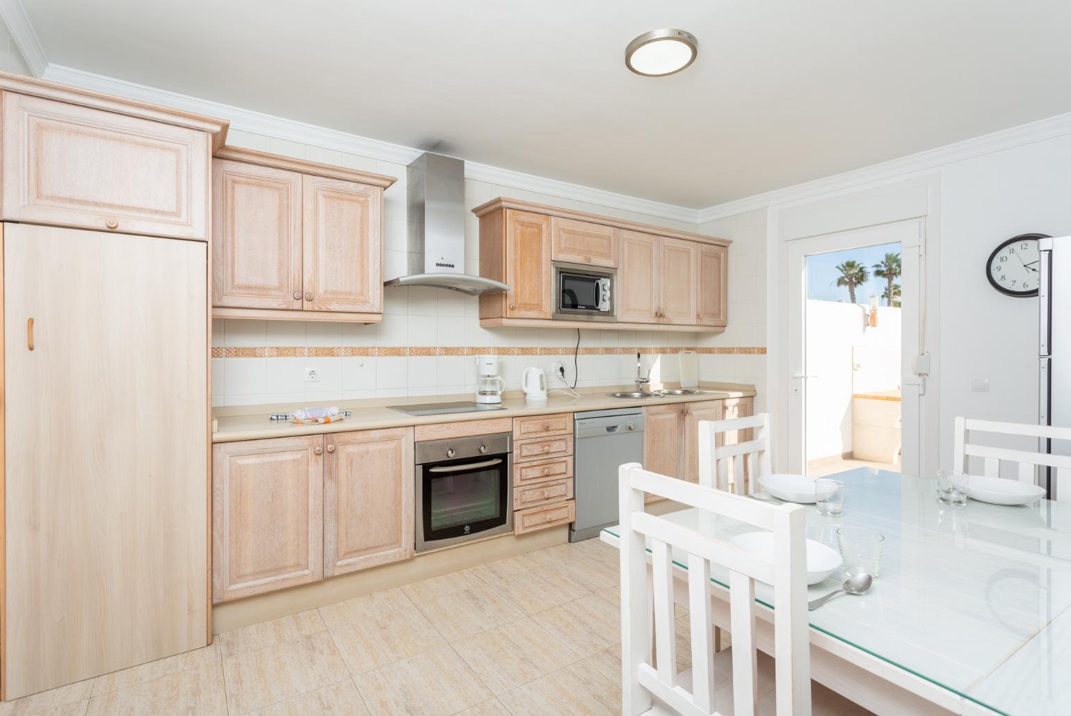 Equipped kitchen with dining area