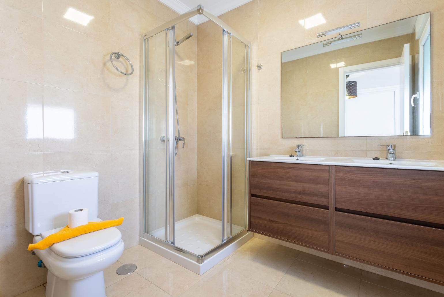 En suite bathroom with shower