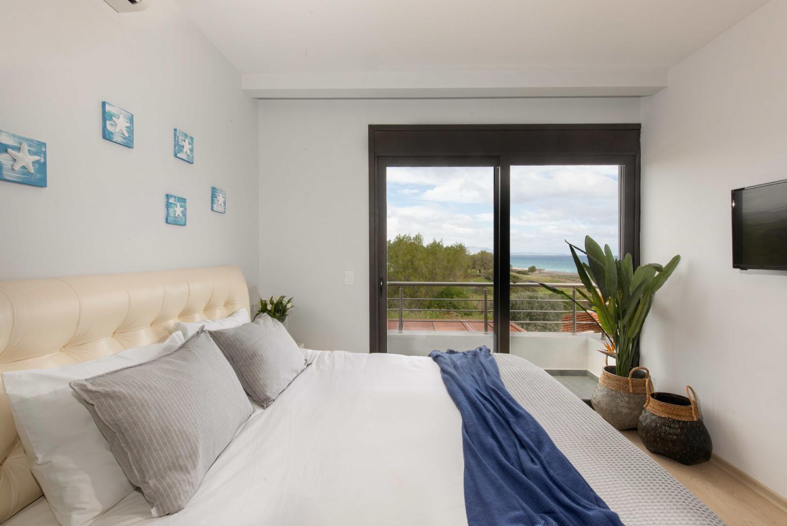 Double bedroom with TV and  terrace access 