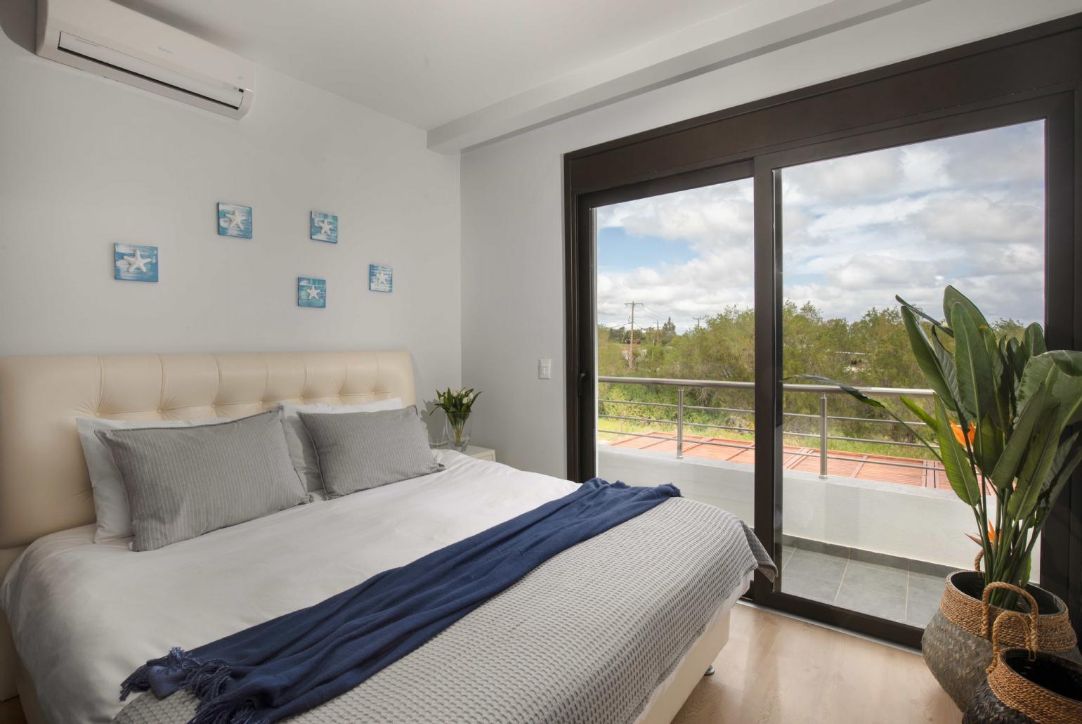 Double bedroom with TV and  terrace access 