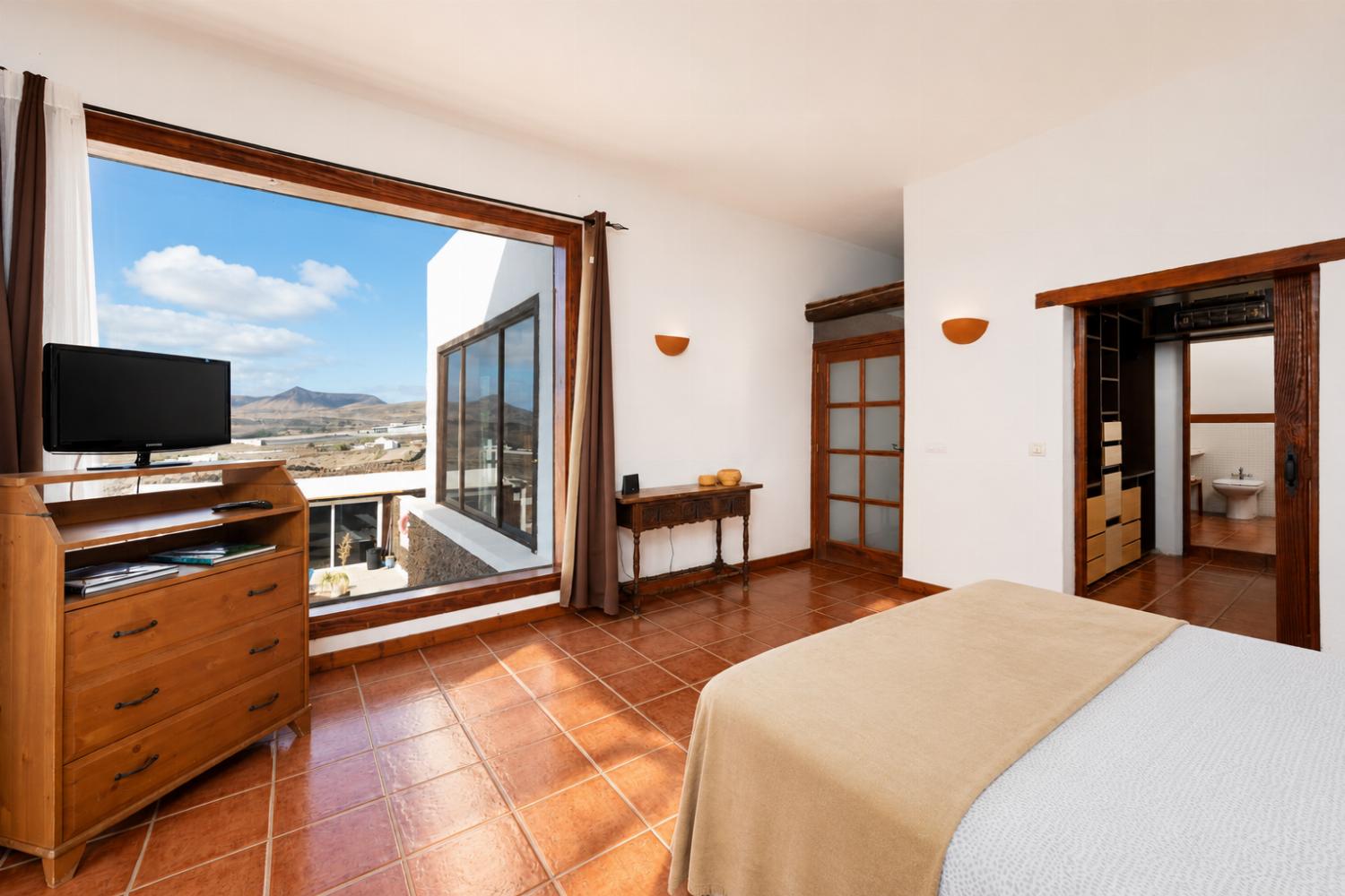 Double bedroom with en suite bathroom, A/C, and sea views