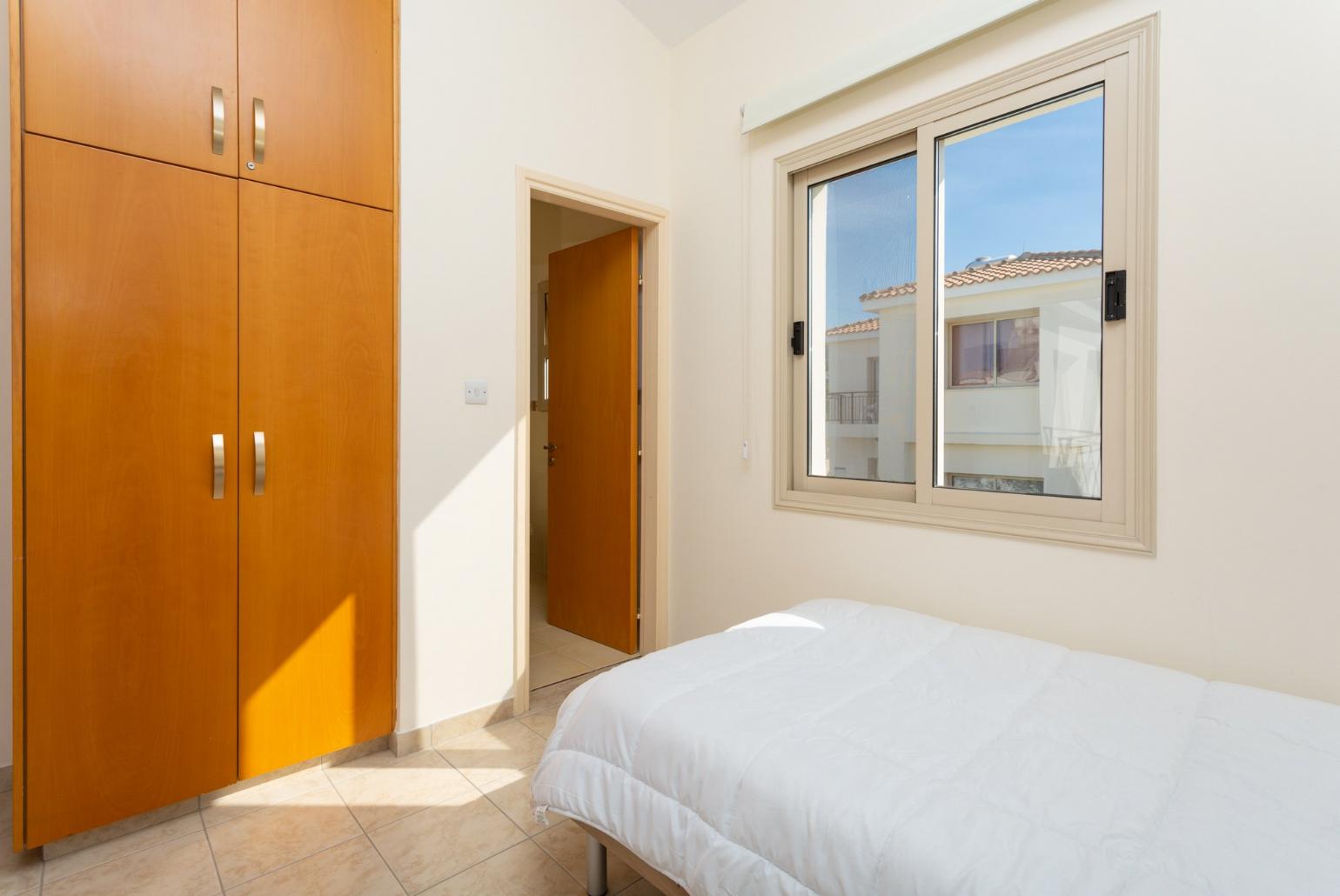 Twin bedroom with en suite bathroom, A/C, and balcony with sea views