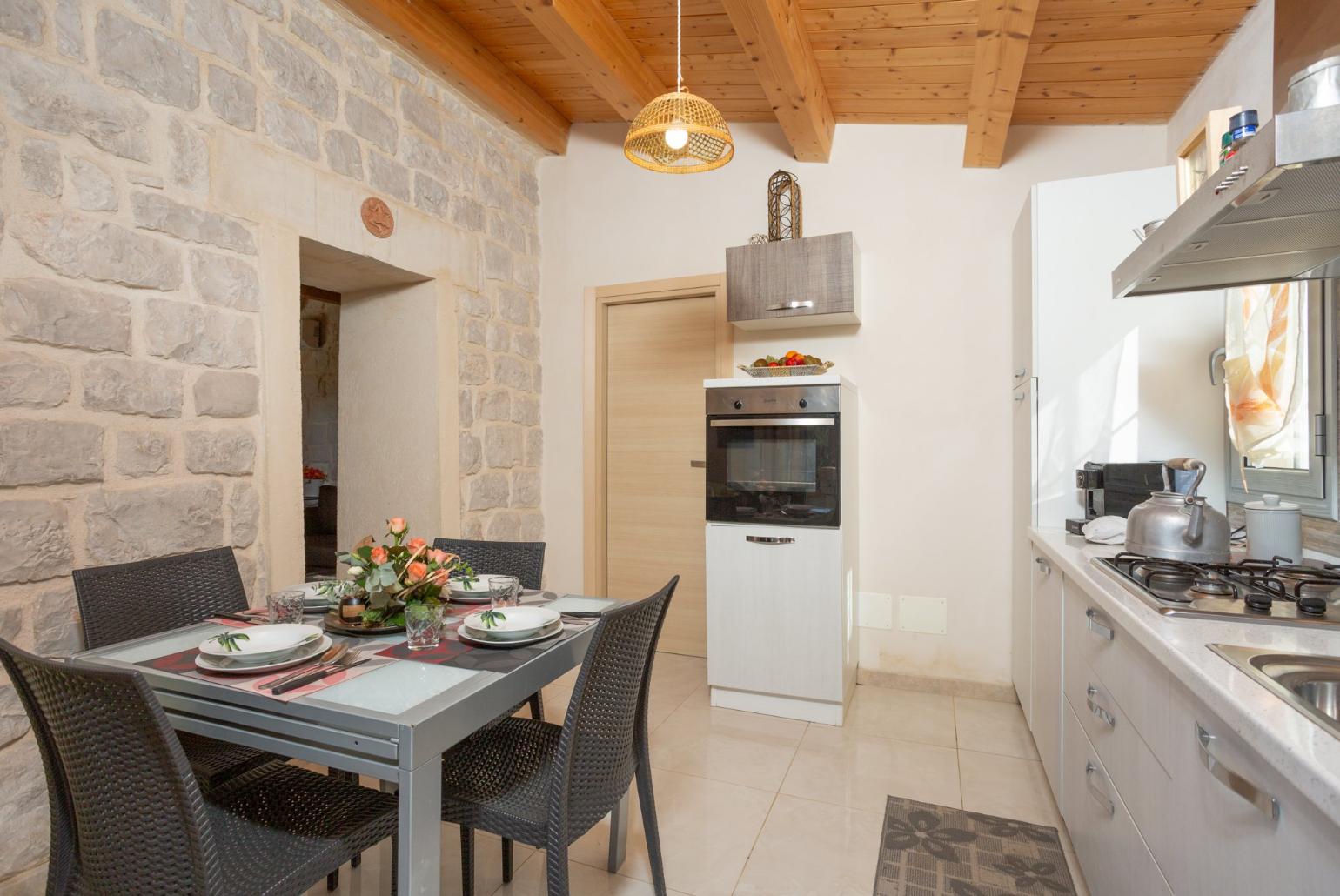 Equipped kitchen with dining area