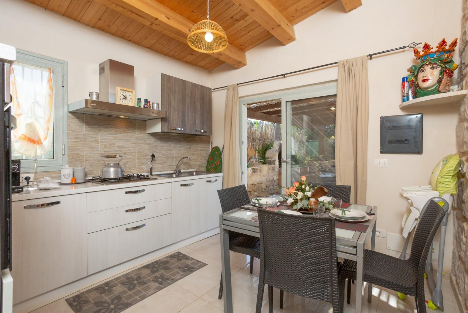 Equipped kitchen with dining area