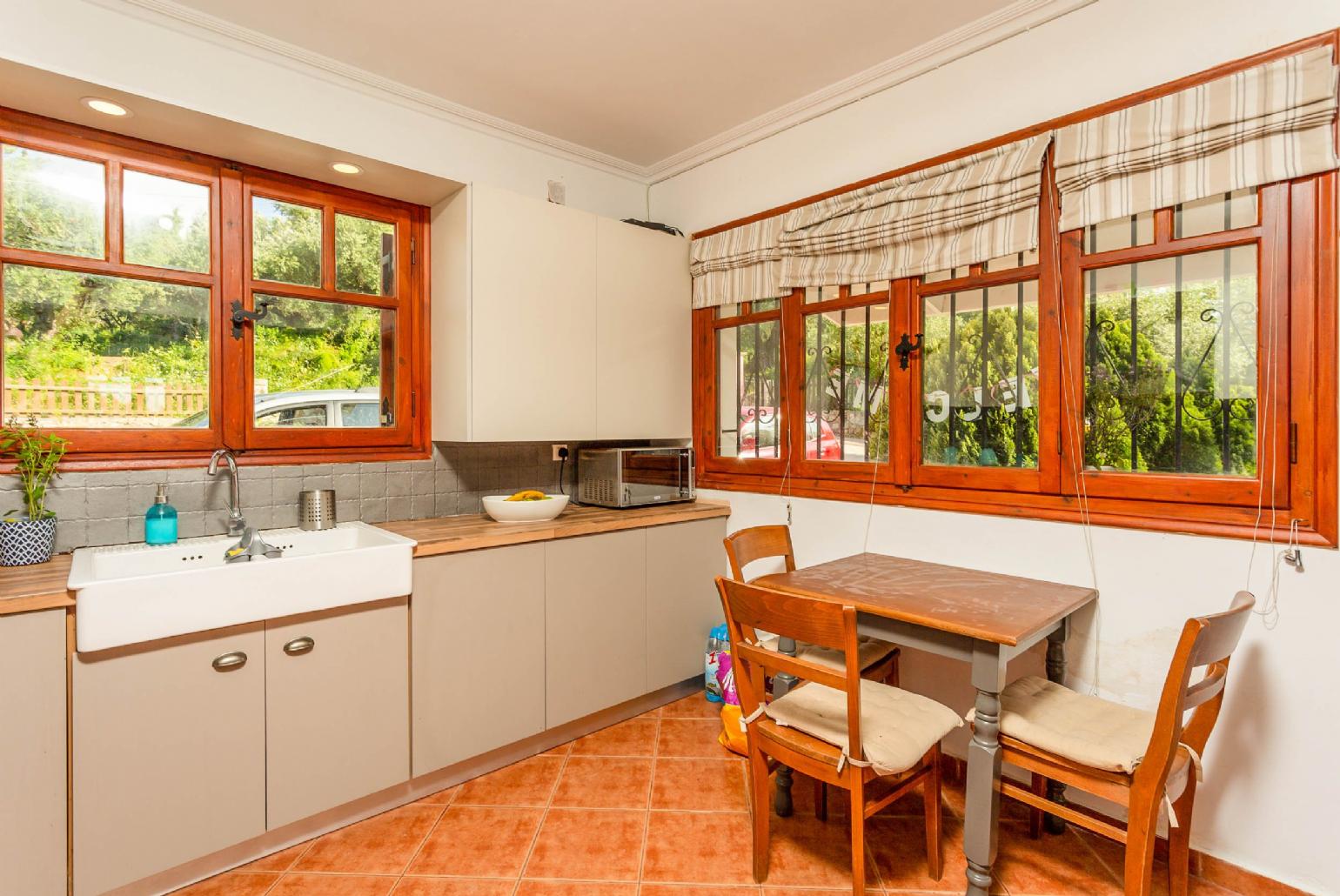 Equipped kitchen with dining area