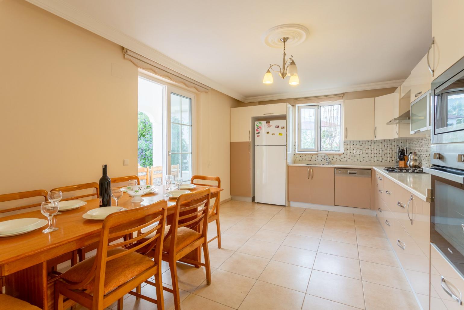 Equipped kitchen with dining area