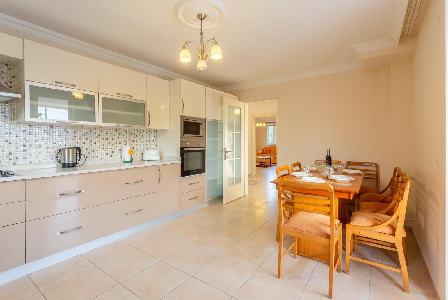 Equipped kitchen with dining area