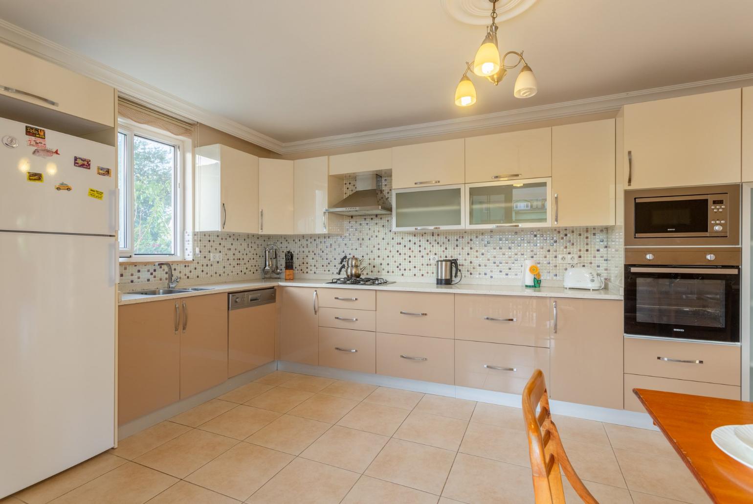 Equipped kitchen with dining area