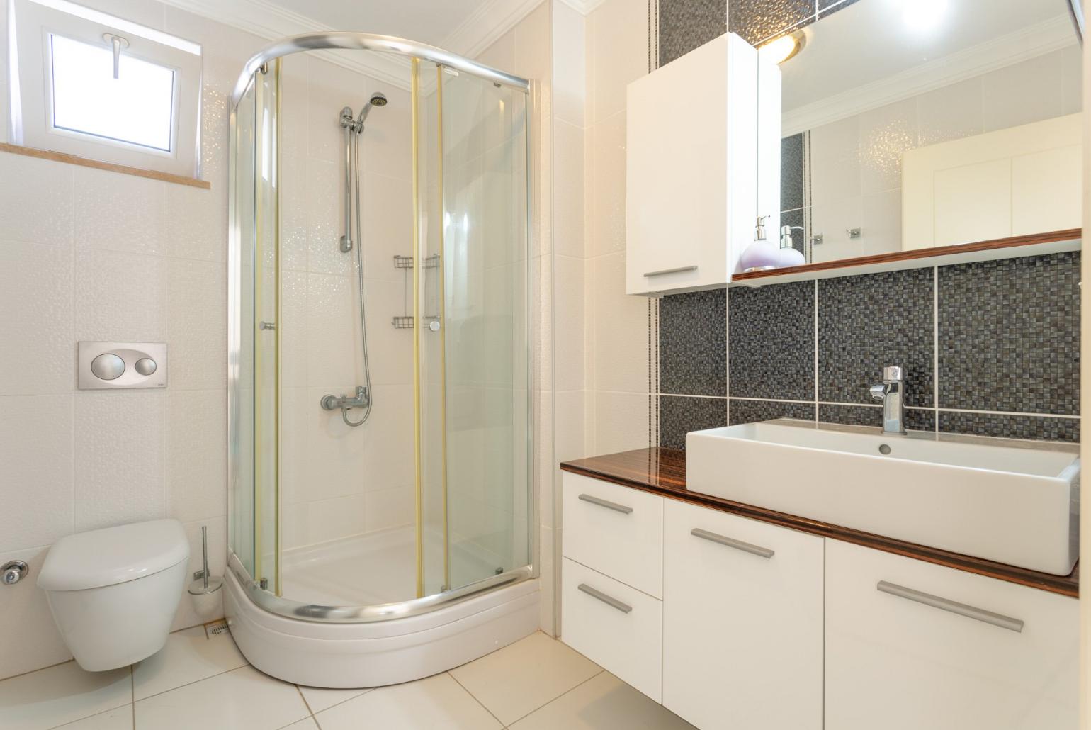 En suite bathroom with shower