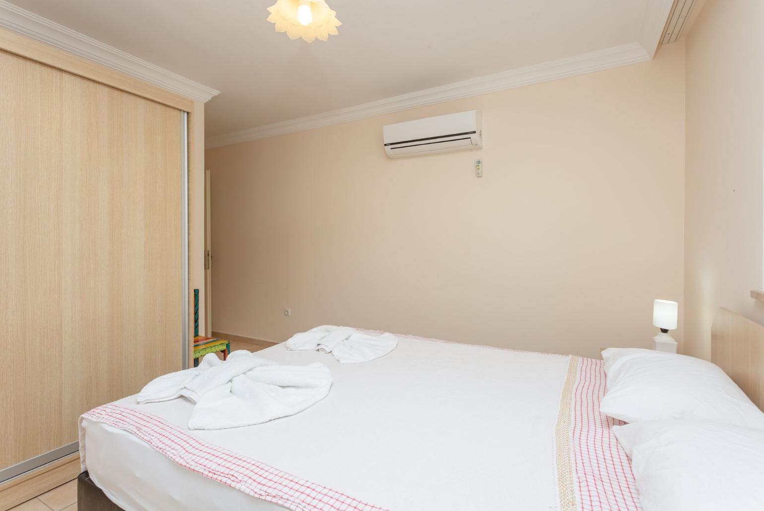 Double bedroom with en suite bathroom and A/C