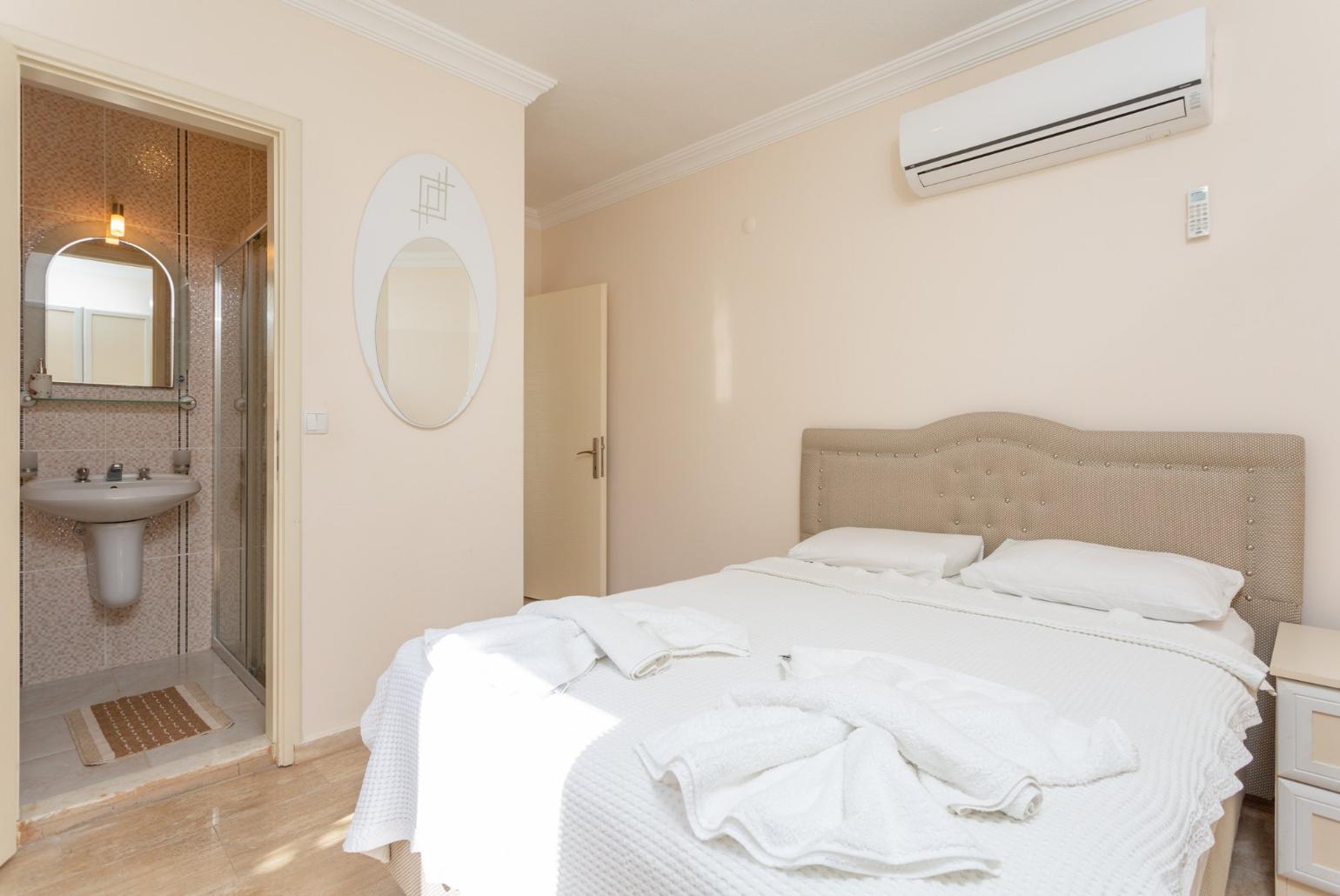 Double bedroom with en suite bathroom, and A/C