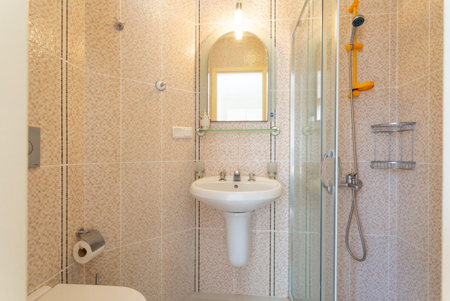 En suite bathroom with shower