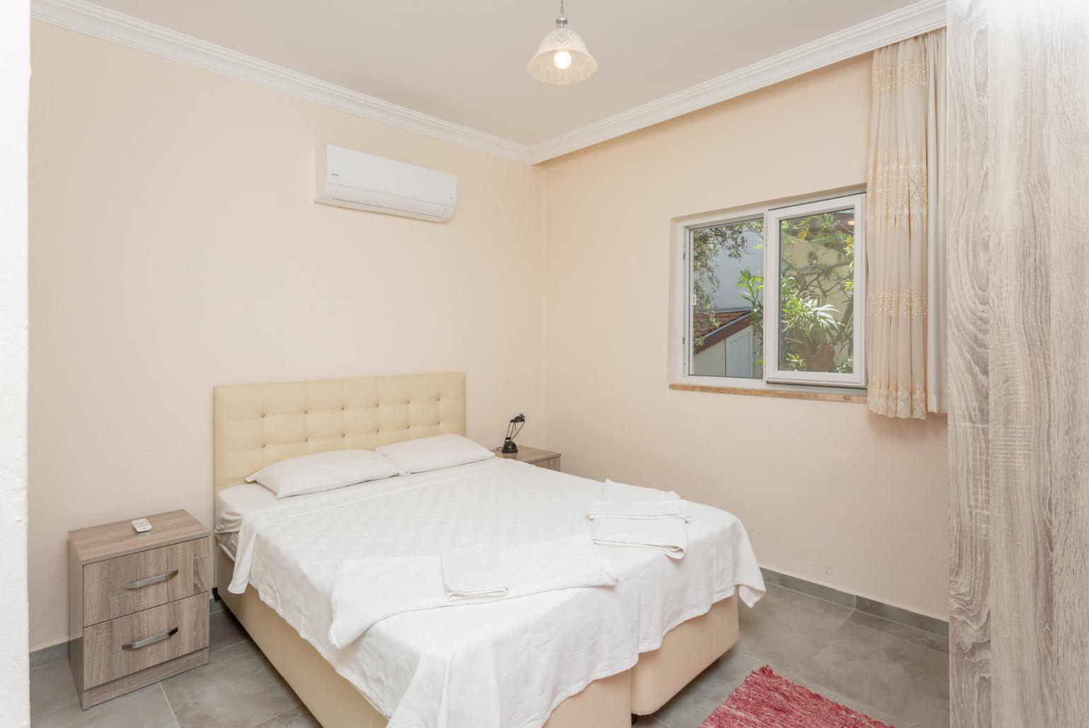 Double bedroom with en suite bathroom and A/C