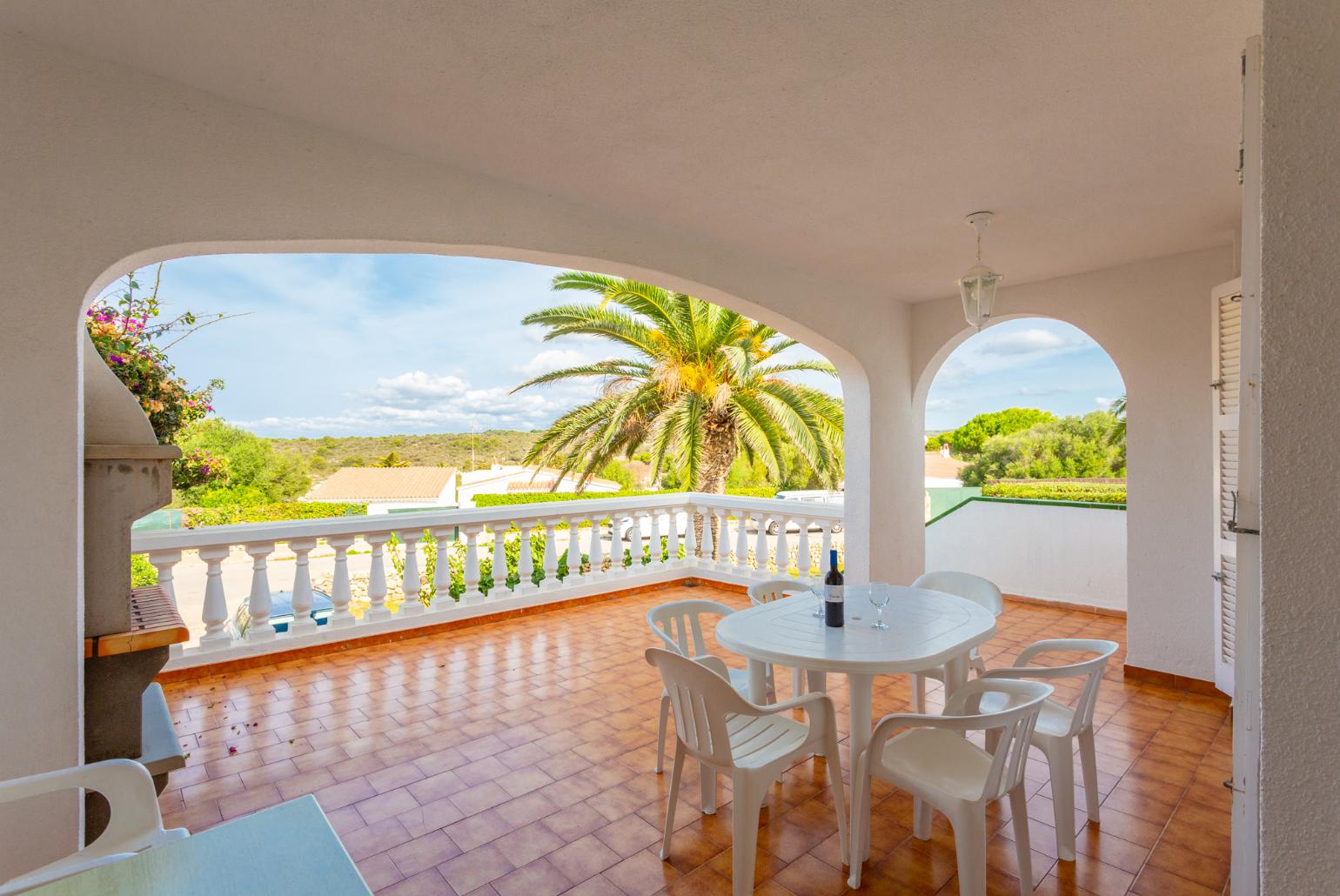 Sheltered terrace  with dinning area