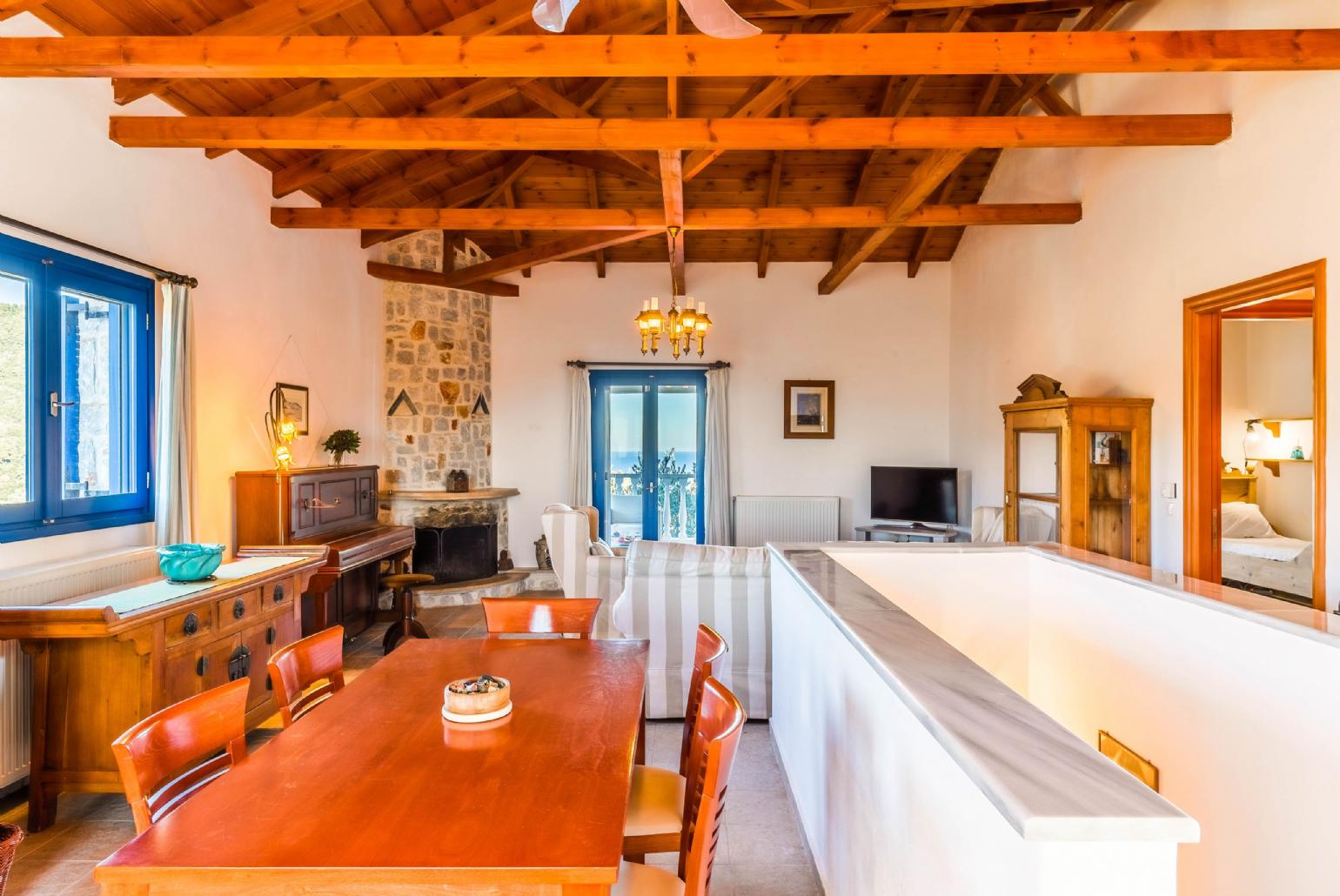 Equipped kitchen and open plan dining area.