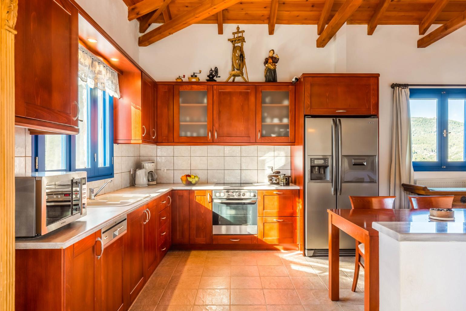 Equipped kitchen and open plan dining area.