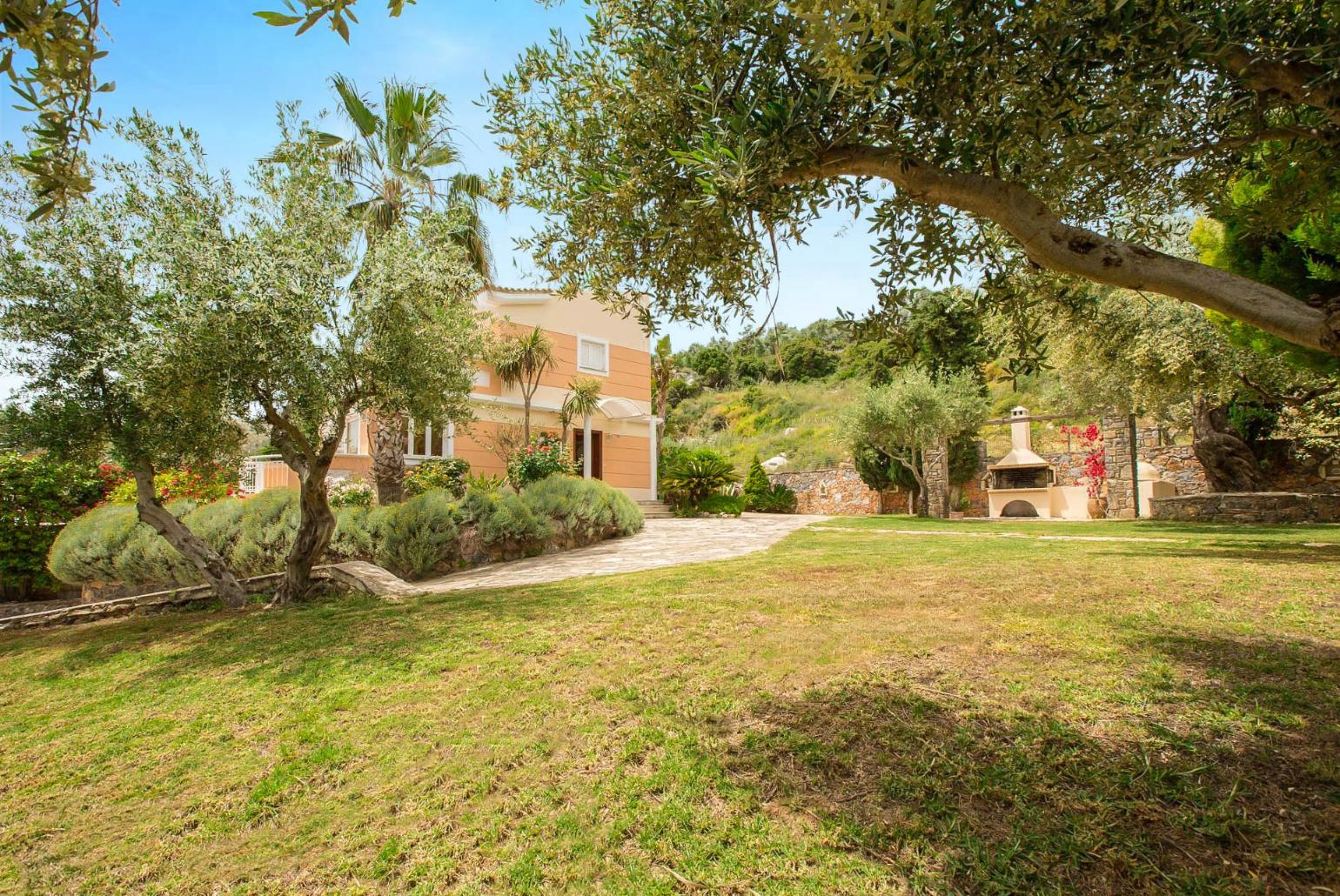 Beautiful villa with garden area