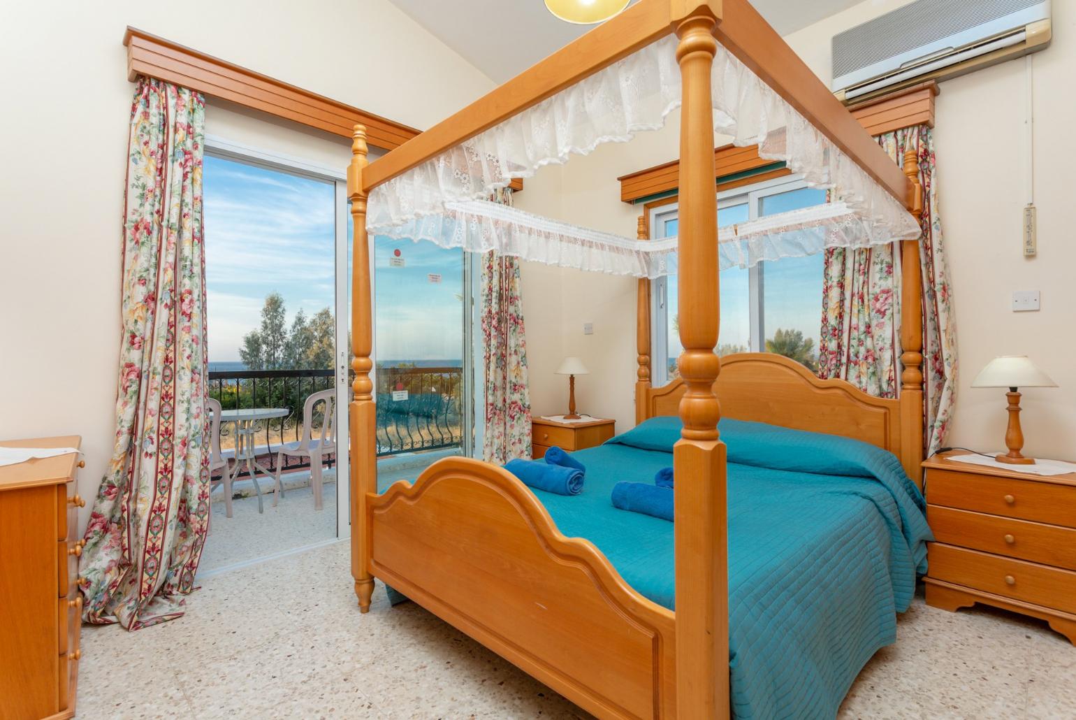 Double bedroom with en suite bathroom, A/C, and balcony with sea views