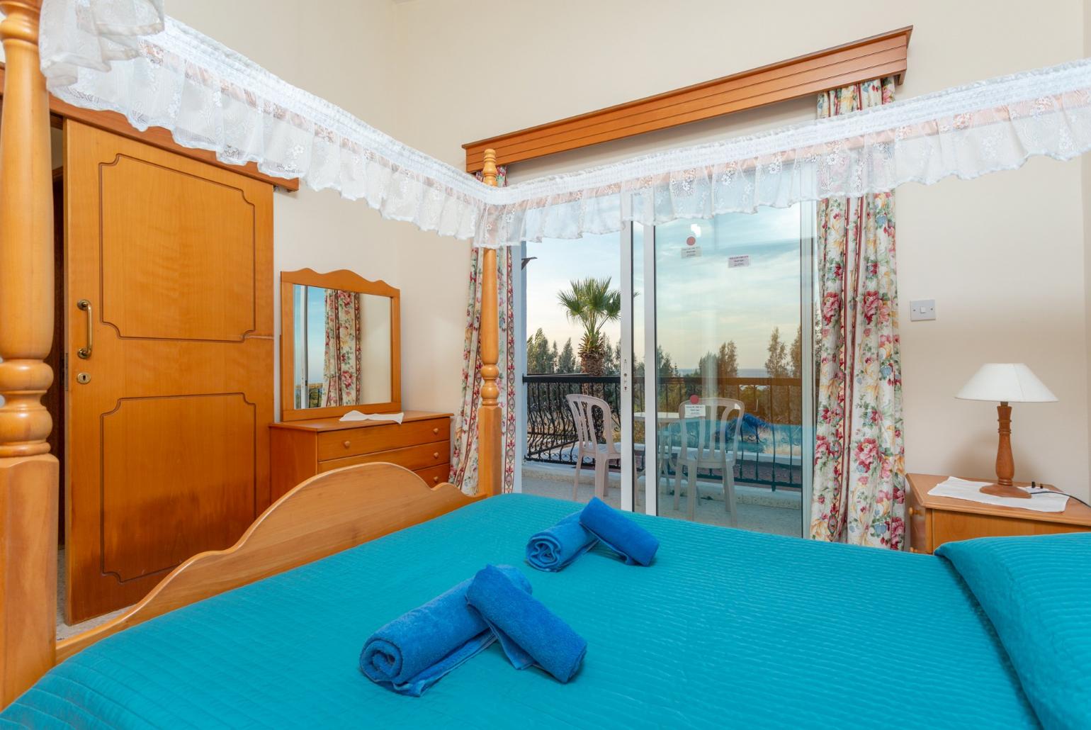 Double bedroom with en suite bathroom, A/C, and balcony with sea views