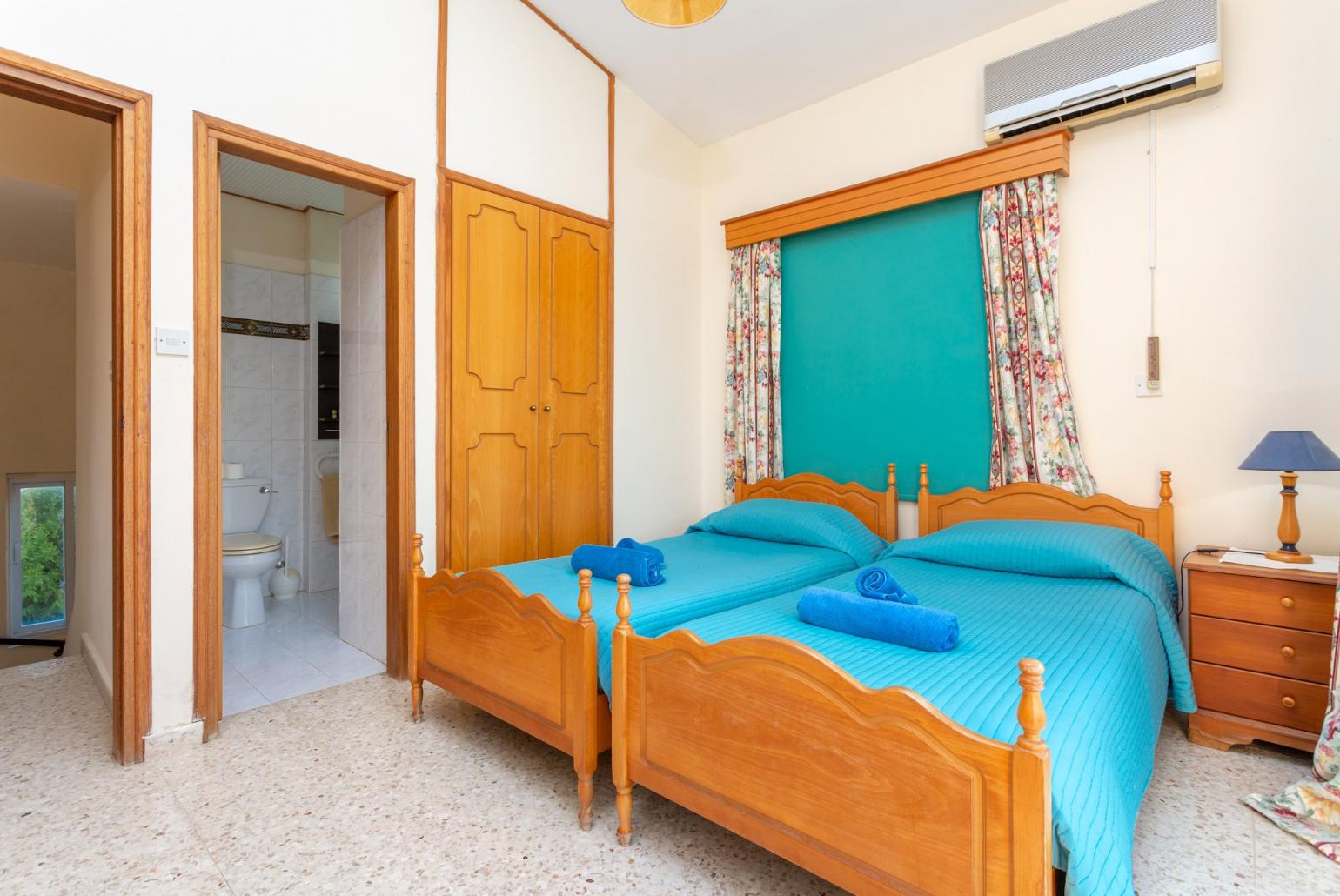 Twin bedroom with en suite bathroom, A/C, and balcony with sea views