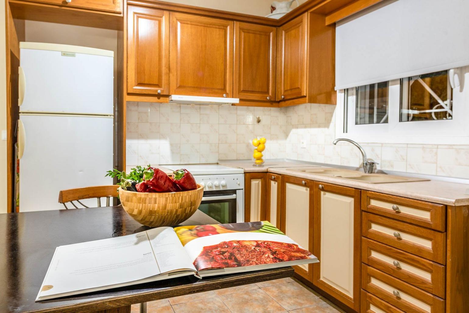 Equipped kitchen with dining table