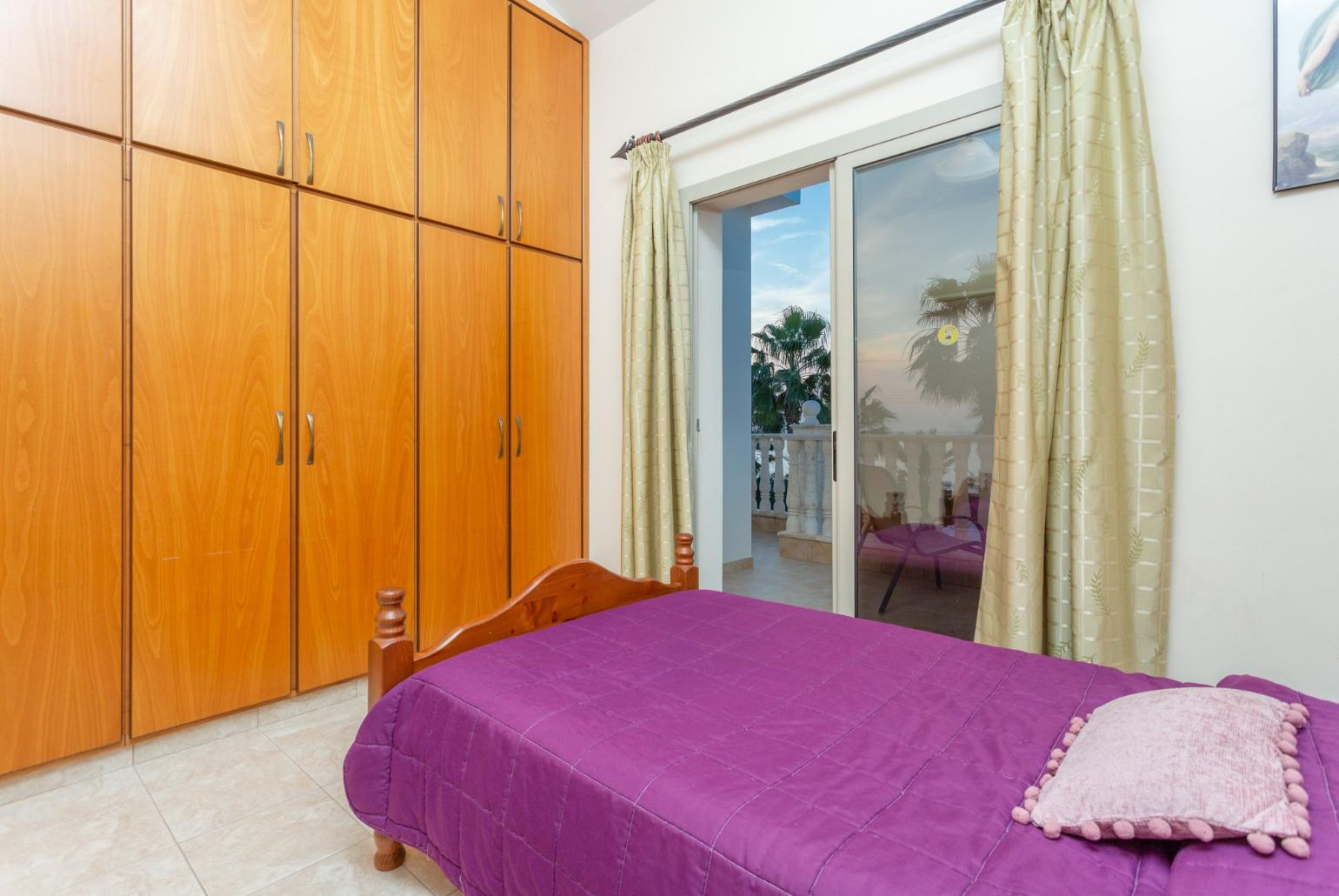 Twin bedroom with en suite bathroom, A/C, and balcony with sea views