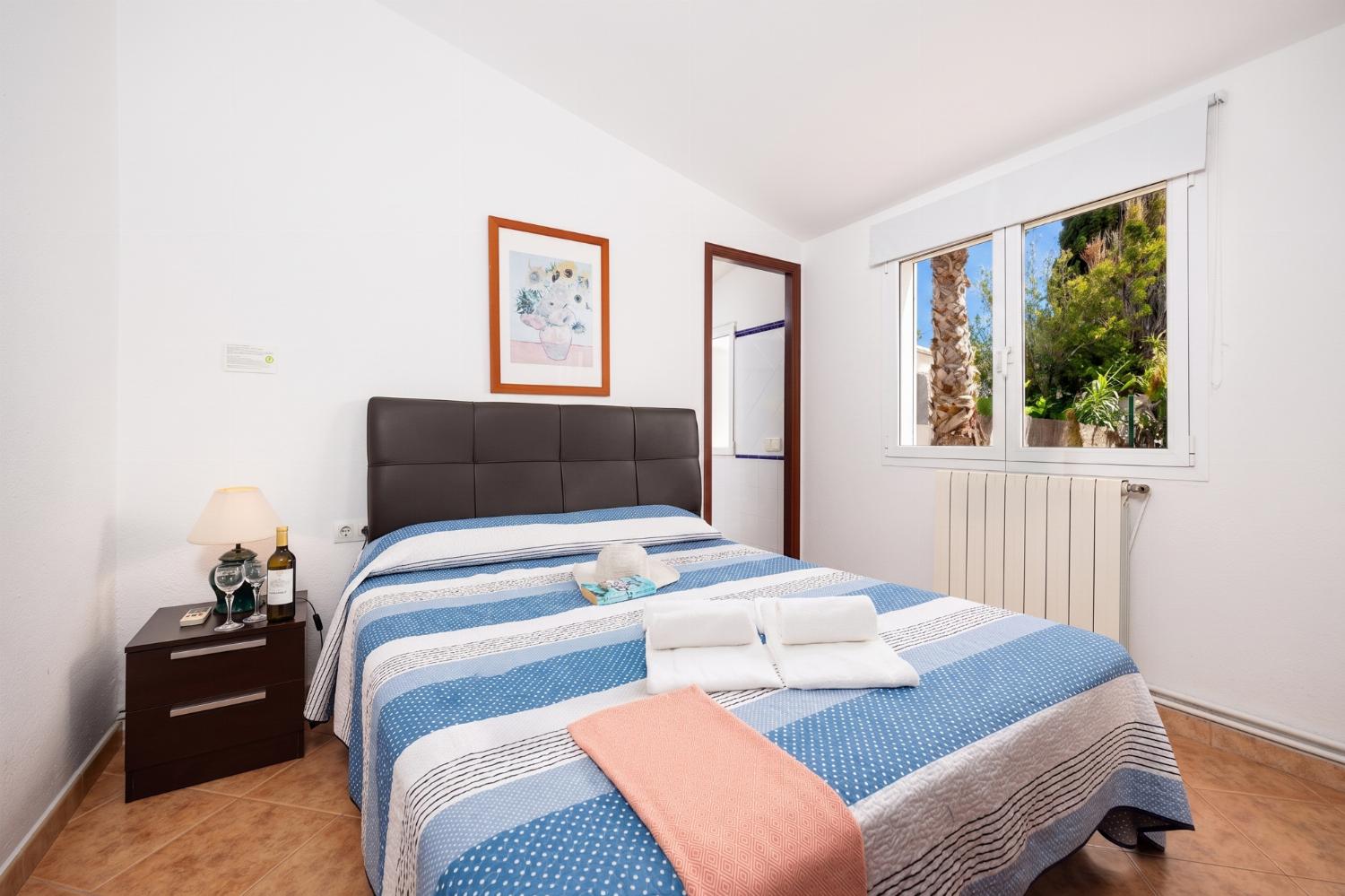 Double bedroom with en suite bathroom and A/C