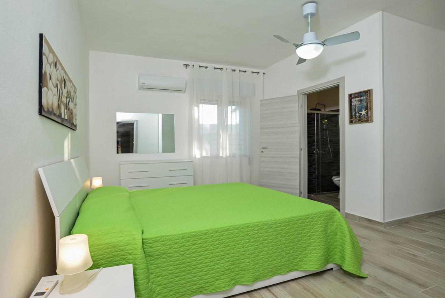 Double bedroom with en suite bathroom and A/C