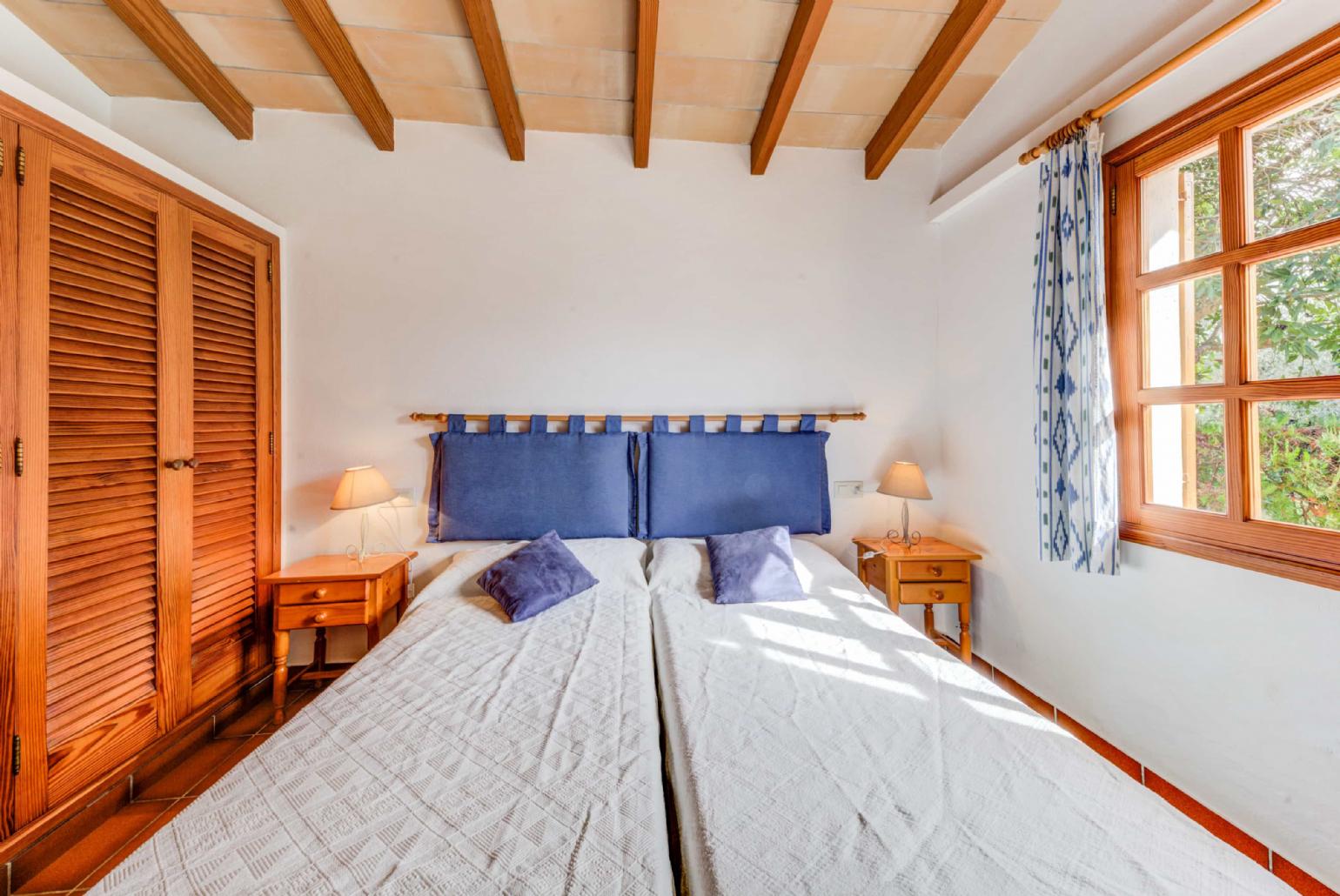 Twin bedroom with A/C