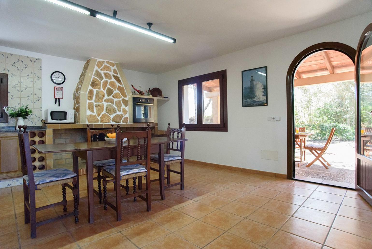 Equipped kitchen with dining area and terrace access