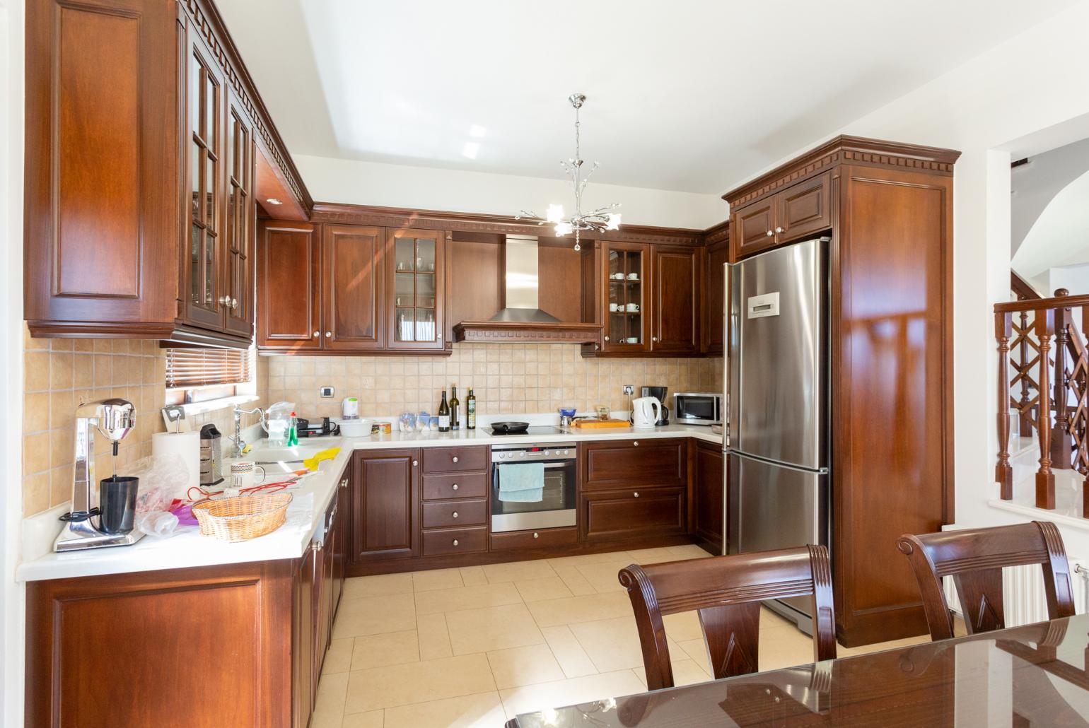  Open-plan, equipped kitchen