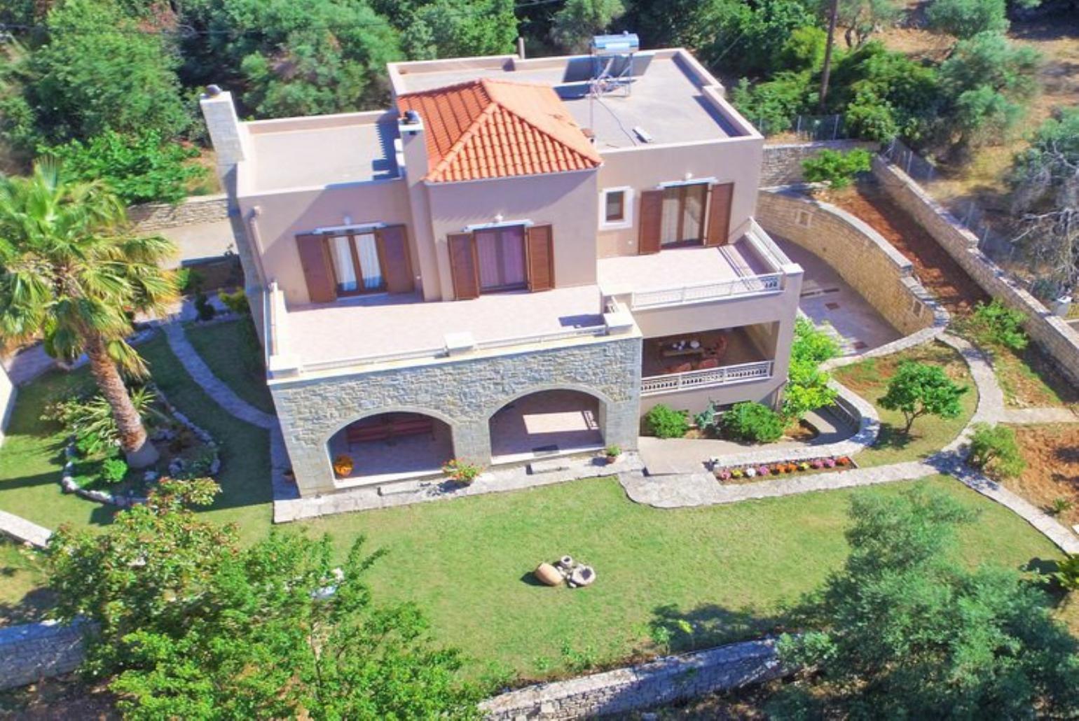 Beautiful villa with garden 
