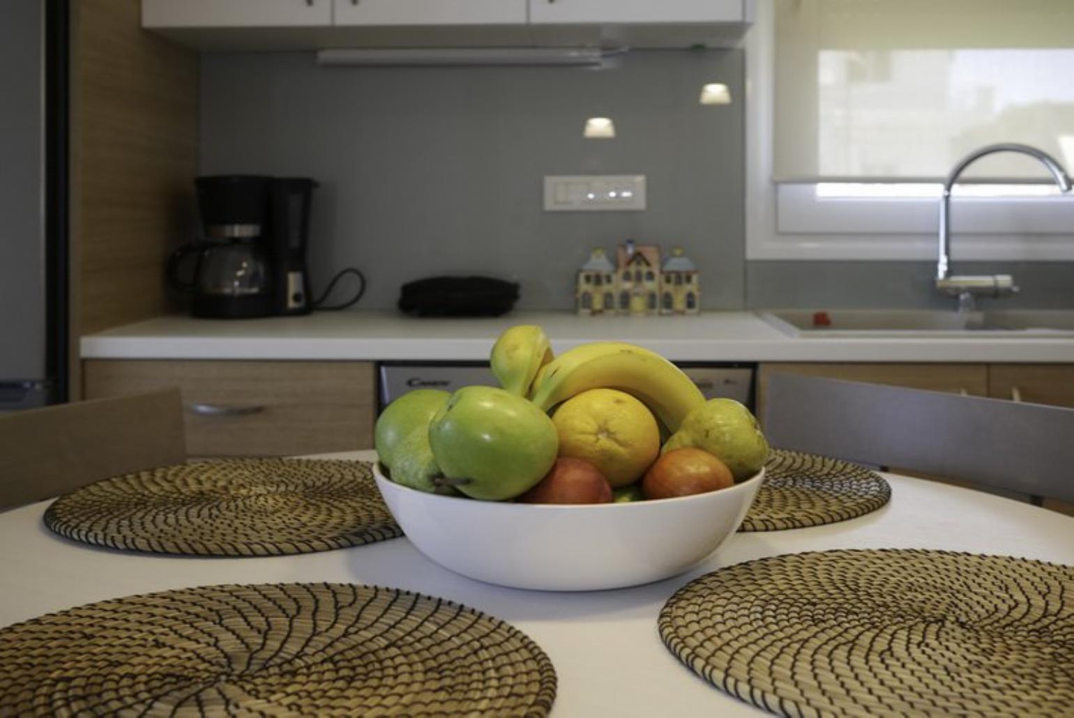 Equipped kitchen with dining area