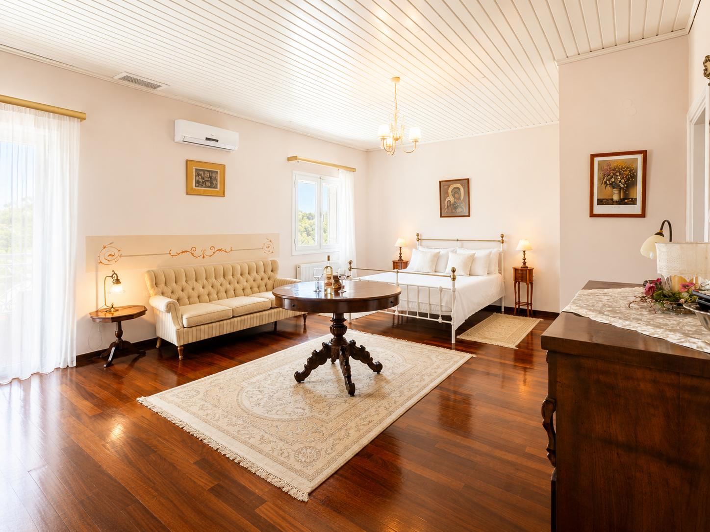 Double bedroom with en suite bathroom, A/C, TV, and balcony access