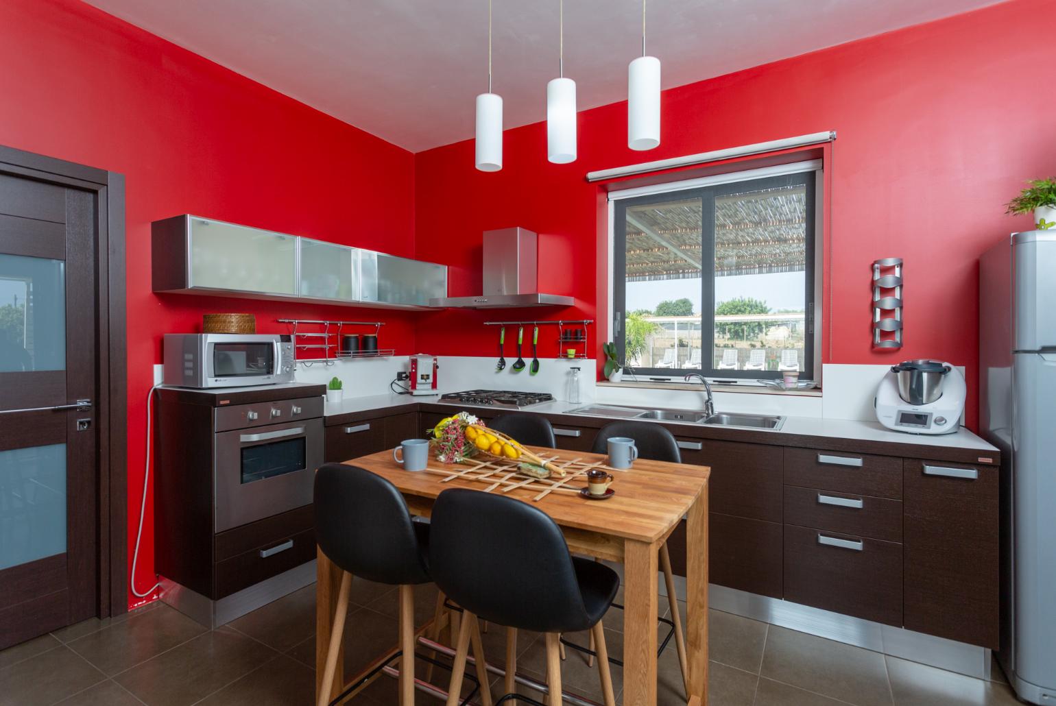 Equipped kitchen with dining area