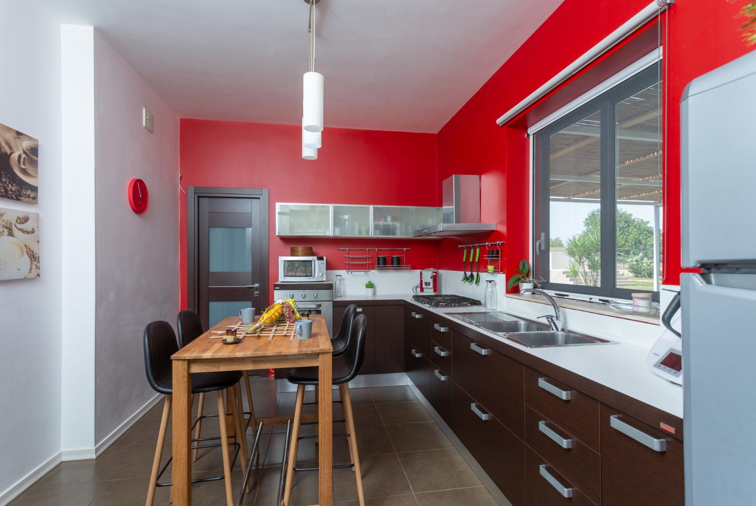 Equipped kitchen with dining area