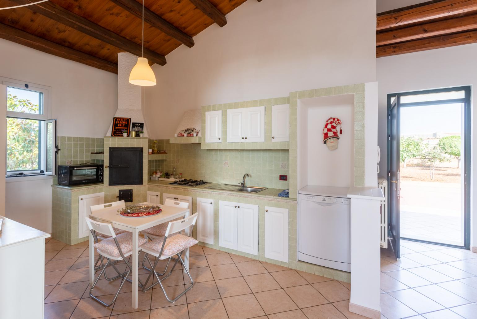 Equipped kitchen with dining area