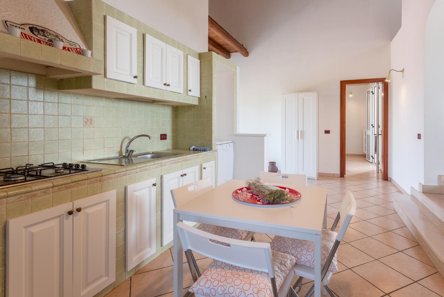 Equipped kitchen with dining area