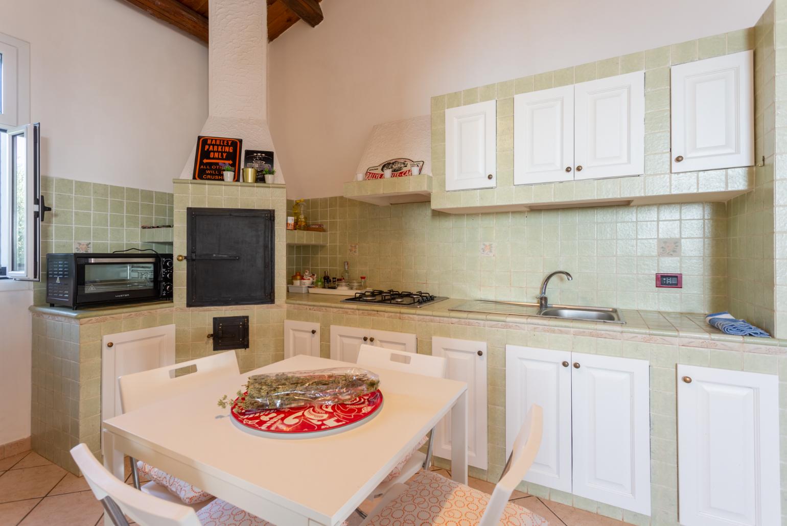 Equipped kitchen with dining area