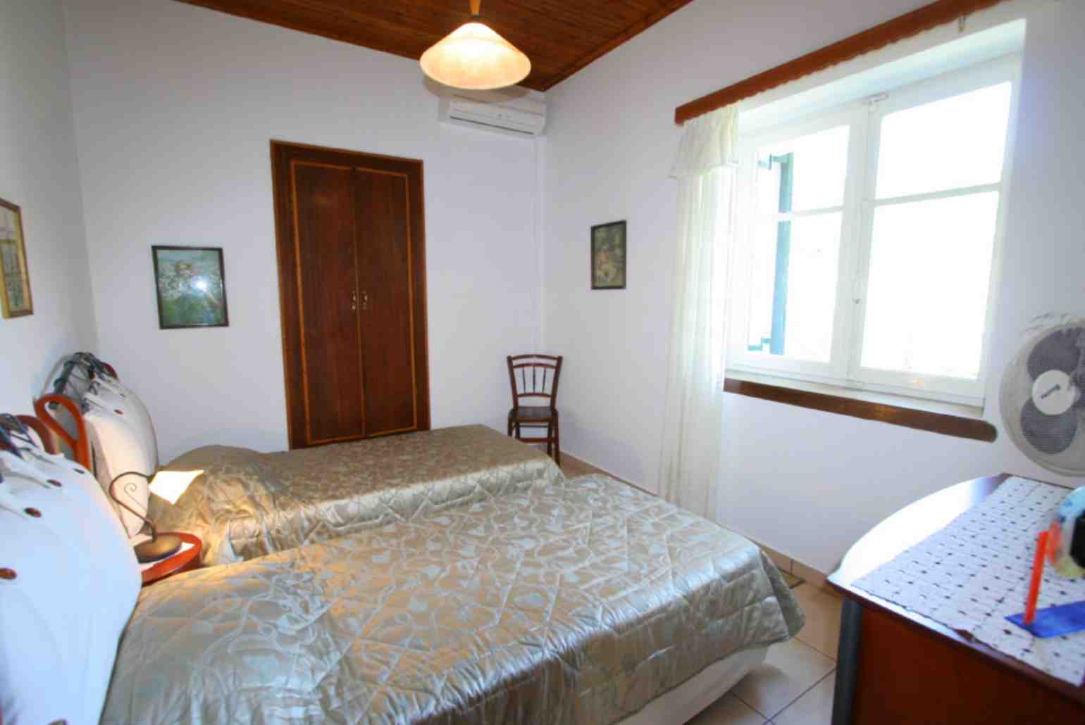 Twin bedroom with A/C