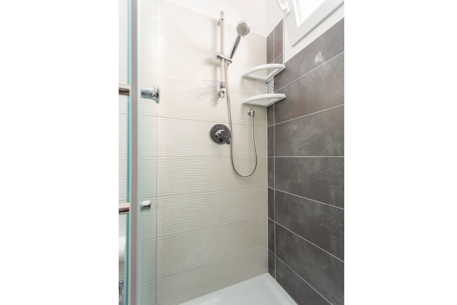 En suite bathroom with shower