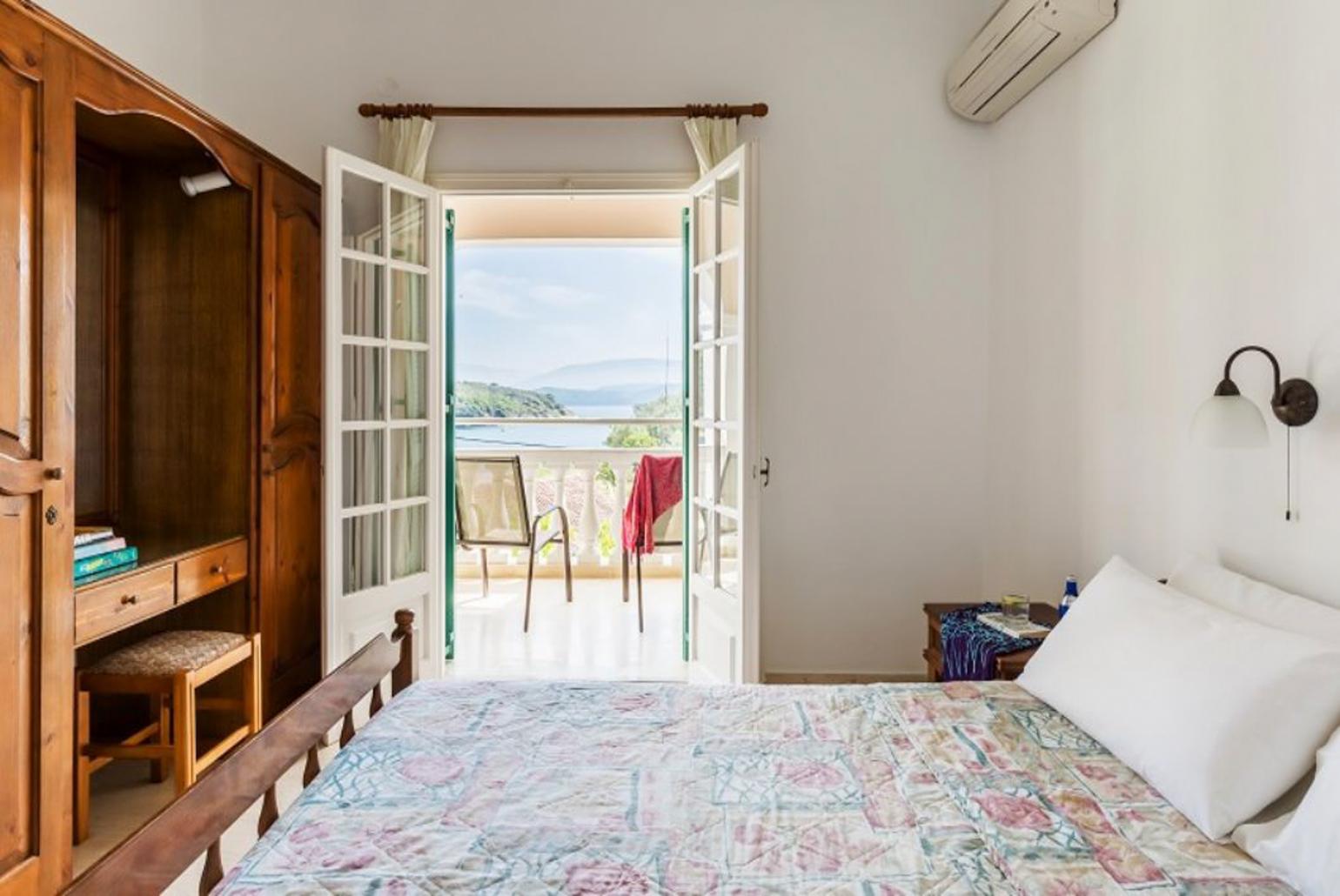 Double bedroom with A/C and terrace access with sea views